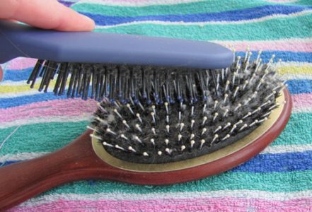 Как очистить расческу от волос