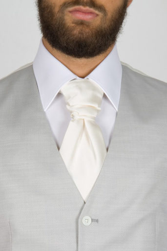 Как завязать шейный платок мужчине под рубашку