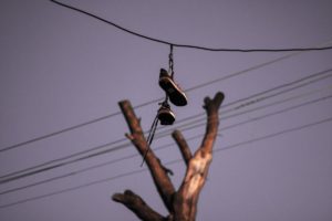 Что означают кроссовки на проводах