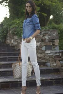 Что надеть с женскими белыми джинсами