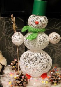 Чудесный снеговик из ниток и шариков просто и мило