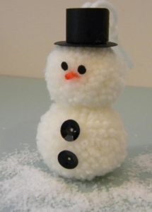 Чудесный снеговик из ниток и шариков просто и мило