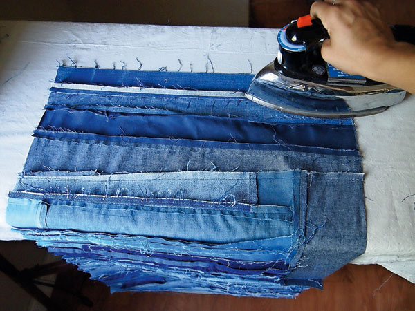 Плед из старых джинсов и цветных лоскутов
