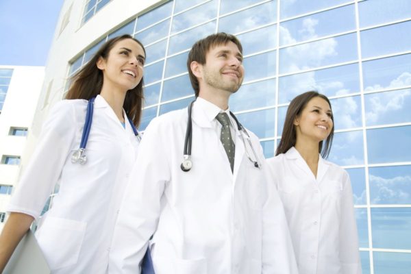 Почему врачи ходят в белых халатах