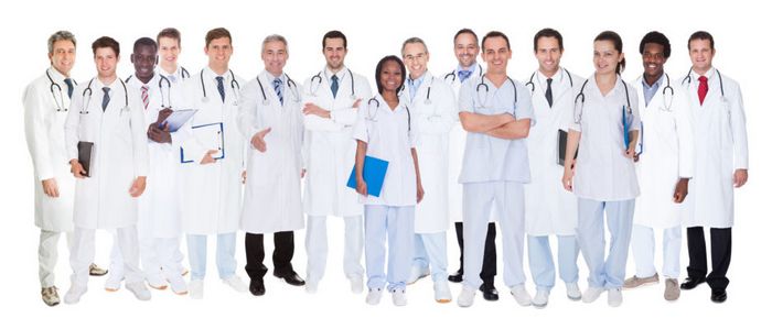 Почему врачи ходят в белых халатах