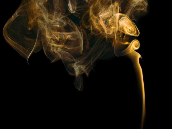 7 лайфхаков, как избавиться от запаха табака на одежде