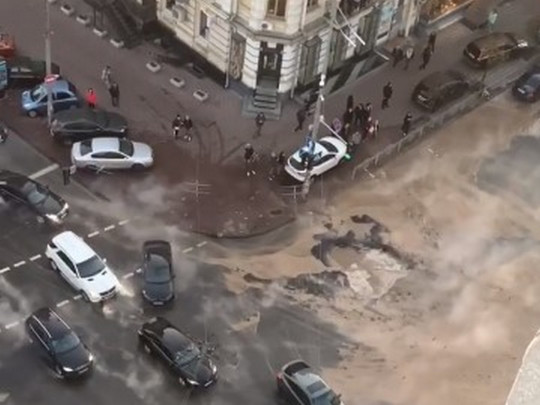 Прорыв трубы и масштабный потоп в центре Киева сняли с высоты: впечатляющее видео