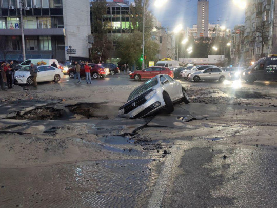 Проскочить не получилось: в сети проявили, как авто попало в ловушку в затопленном кипяточком центре Киева