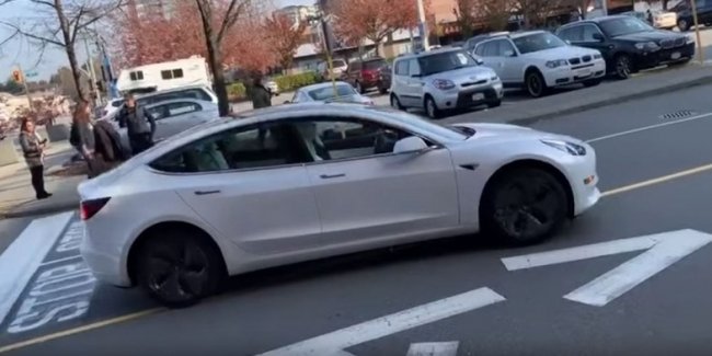 Tesla с автопилотом грубо нарушил ПДД
