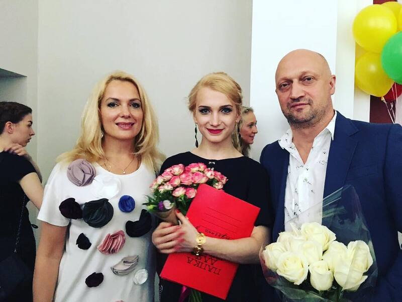 Мария Порошина призналась, что Гоша Куценко стесняется помогать их общей дочери с работой в киноиндустрии