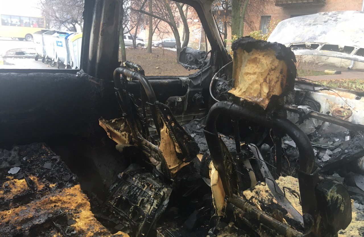 Вісті з Полтави - У Полтаві згорів волонтерський мікроавтобус — полтавці підозрюють підпал