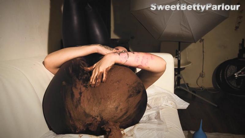 Poop CRAZY Snake TURD in Panty - Sweet Betty Parlour - Shit    01 December 2019 (882 MB-SD-3840x2160)
