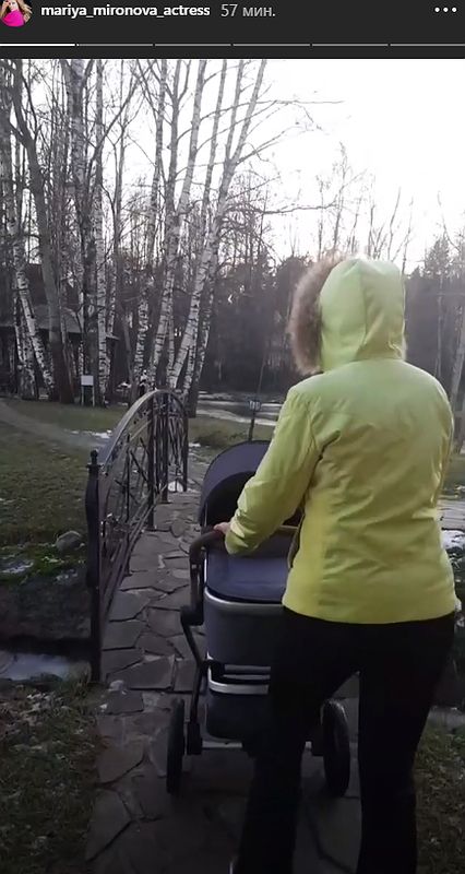 46-летняя Мария Миронова опубликовала фото с прогулки с двухмесячным сыном