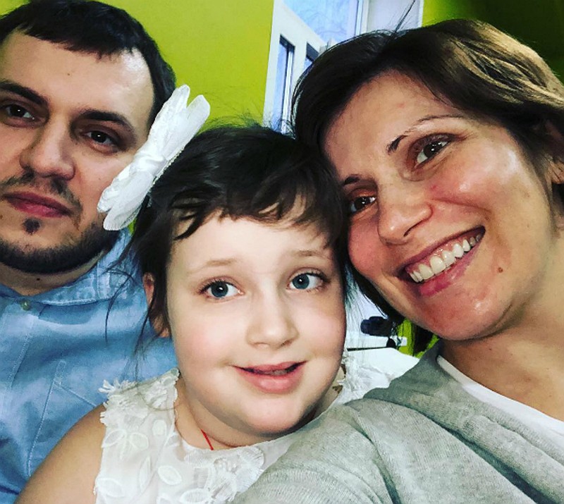 42-летняя Светлана Зейналова опубликовала видео с выступления 11-летней особенной дочери на школьном мероприятии