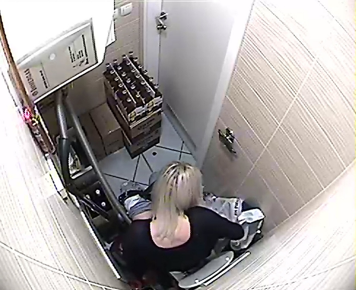 Скрытая камера в подсобном помещении где находился туалет (117 роликов) [2019 г., Peeing, CamRip]