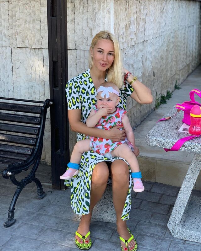 Лера Кудрявцева опубликовала фото и видео с первого новогоднего утренника годовалой дочери