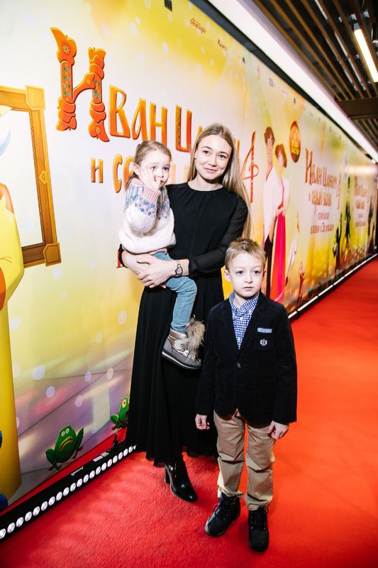 Оксана Акиньшина впервые вышла в свет с 2-летней дочерью и 6-летним сыном