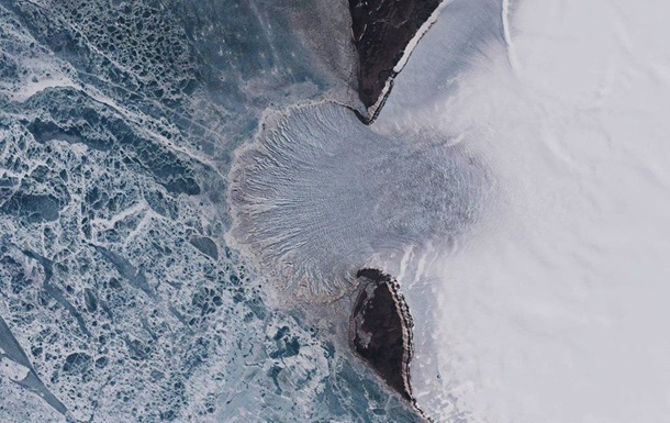 Гигантский ледник непрерывно вытекает в океан