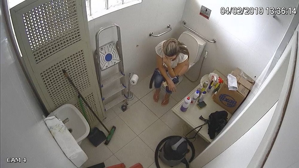 Скрытая камера в туалете (2 ролика) / Скрытая камера в туалете (Любитель, Любитель) [2019 г., Мочеиспускание / Peeing, 720p, CamRip]