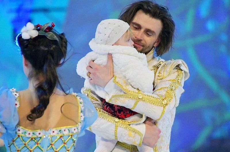 Петр Чернышев появился на премьере шоу Татьяны Навки с годовалой дочерью от болеющей раком Анастасии Заворотнюк