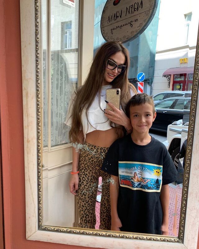 Алена Водонаева рассказала, что водит 9-летнего сына на режиссерские курсы