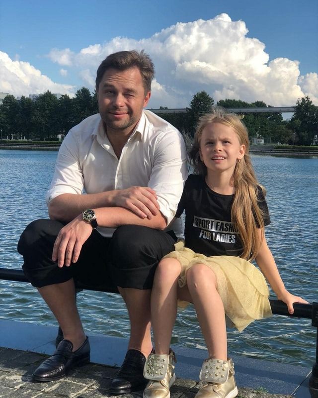Экс-жена звезды «Универа» Виталия Гогунского похвасталась, что зрители раскупили все билеты на первый сольный концерт их 9-летней дочери