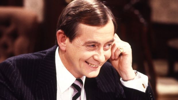 Derek Fowlds: Yes Minister and Heartbeat actor dies aged 82