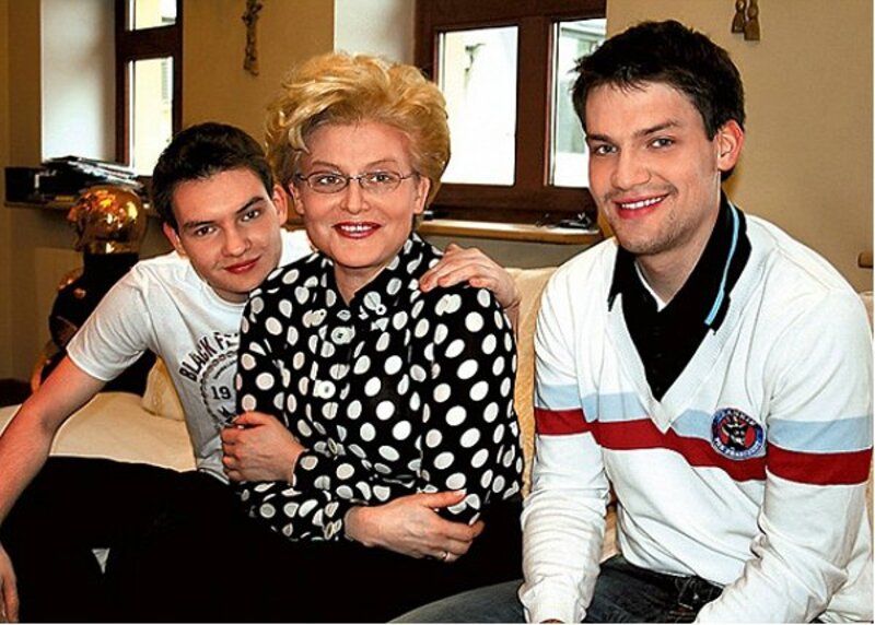 58-летняя Елена Малышева опубликовала редкое фото с подросшими внуками