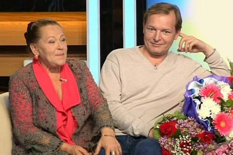 75-летняя Раиса Рязанова рыдала без остановки на церемонии прощания с сыном