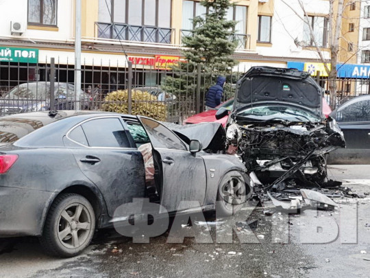 Машины на осколки: 1-ые подробности и фото с места лобового ДТП под Киевом