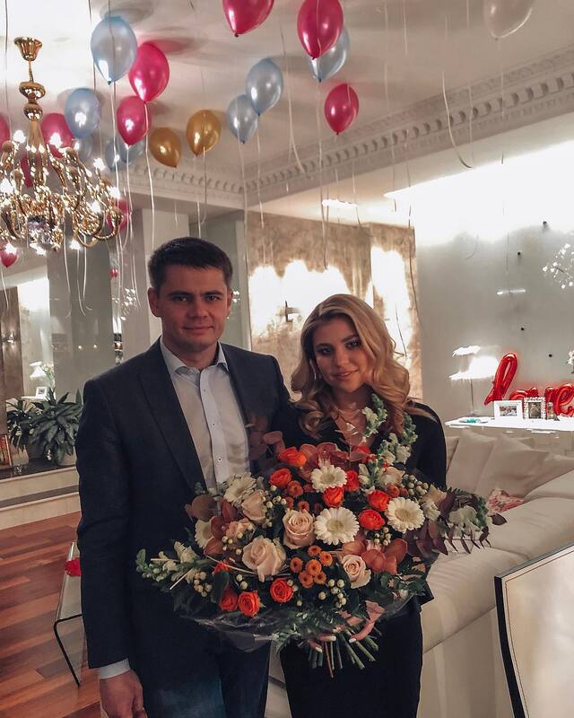 Елизавета Боярская трогательно поздравила брата с днем рождения и поделилась семейным фото с ним и родителями