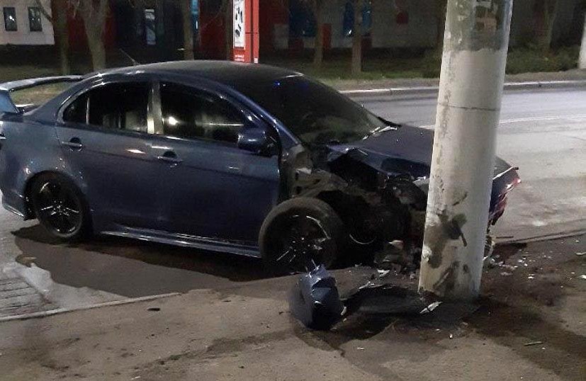 Вісті з Полтави - У Кременчуці водій утік з місця аварії, залишивши в розбитому авто поранену пасажирку