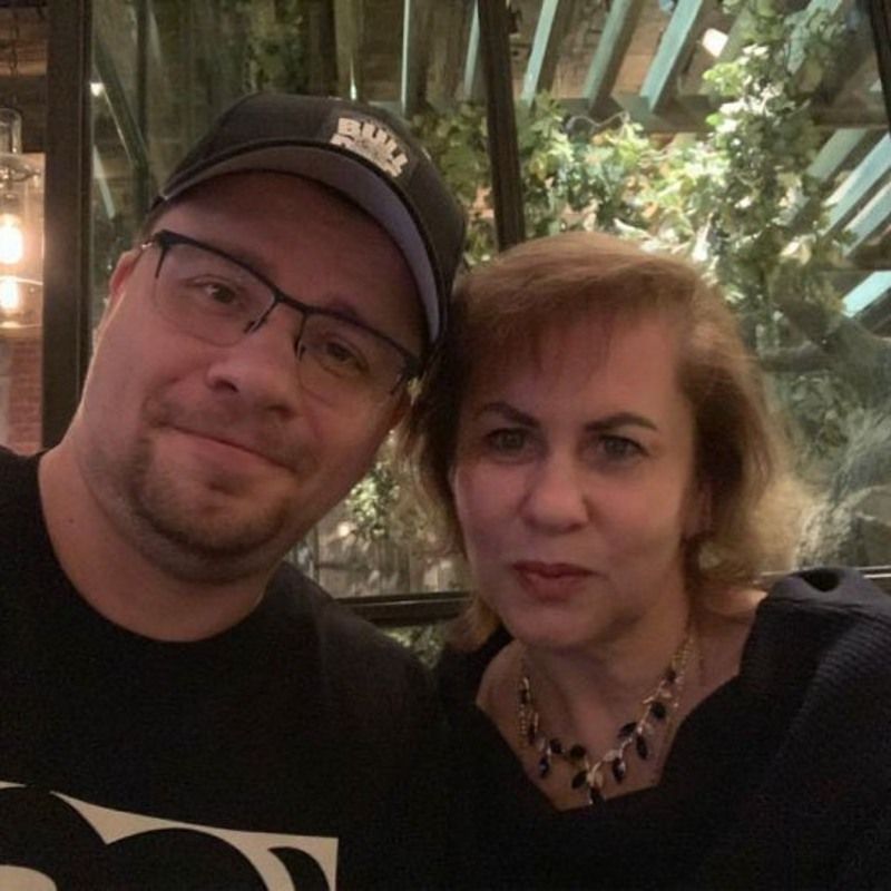 38-летний Гарик Харламов трогательно поздравил свою маму с днем рождения