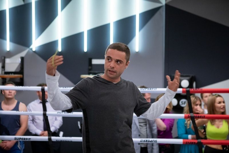 Актеры 3-го сезона «Фитнеса» занимались боксом под руководством Олега Борисенко, который тренировал Дениса Никифорова для фильма «Бой с тенью»