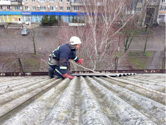 Непогода в Украине: в Кировоградской области ветер сорвал крышу с больницы