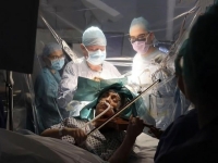 Жінка грала на скрипці, поки лікарі видаляли їй пухлину головного мозку