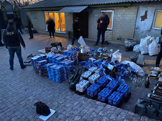 «Элитные» коньяк и водку разливали под Одессой: милиция продегустировала(фото)