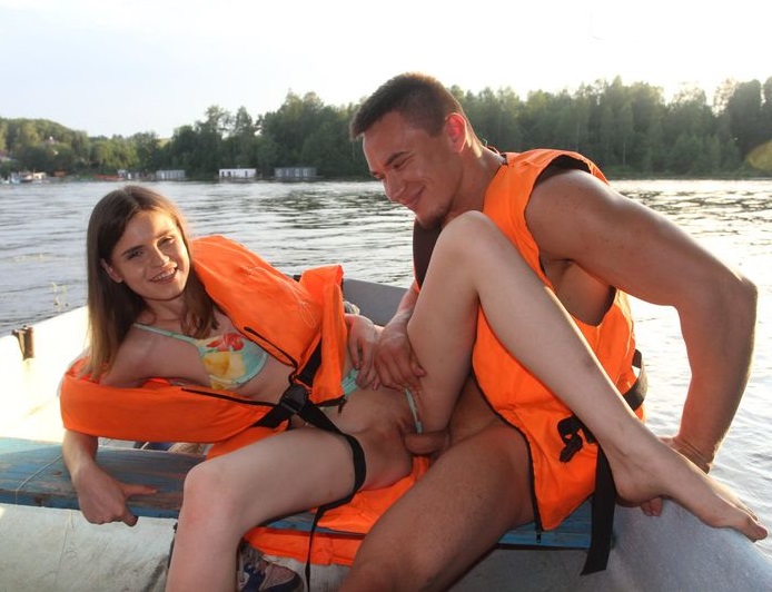 Секс на лодке посреди озера