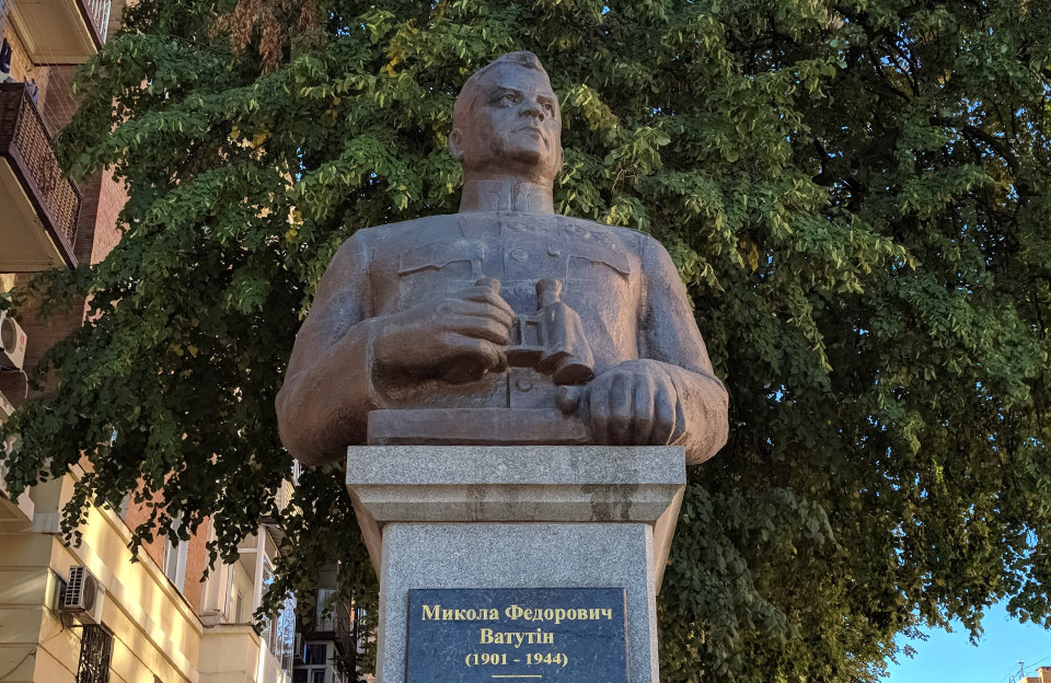 Вісті з Полтави - У Полтаві зібрали підписи за демонтаж пам’ятника генералу Ватутіну