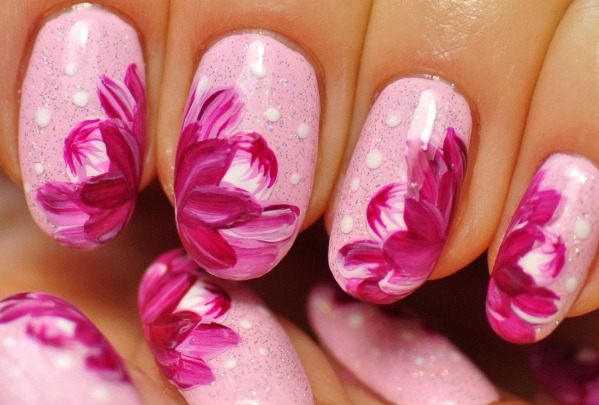 Дизайн ногтей в розовом цвете со стразами, блестками, втиркой, бульонками, вензелями, рисунком,