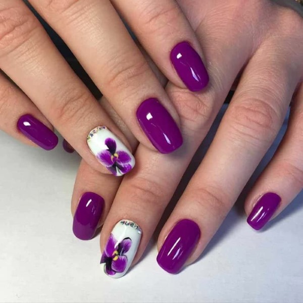 Дизайн ногтей фиолетового цвета. Фото с рисунком, стразами, блестками, втиркой