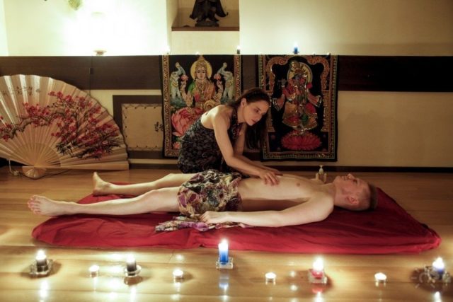 Как делать тантрический массаж мужчине и женщине. Техника и тонкости процесса
