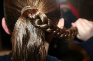 Французские косы на средние волосы для девочек, девушек и женщин.</div>
<div> Фото вариантов. Как плести самой» /></div>
<p>   Делим волосы на пару прядей (около 5) и плетем косички. Можно оставлять большие концы, мы все равно будем приподнимать их наверх.
</p>
<div style=