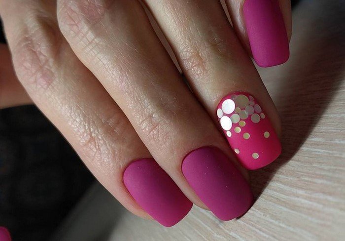 Дизайн ногтей нежно-розовый. Фото маникюра с серебром, блестками, белым, черным цветом