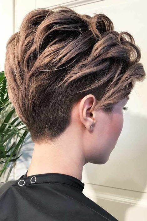 Короткие стрижки на волнистые волосы без укладки. Фото, новинки 2020