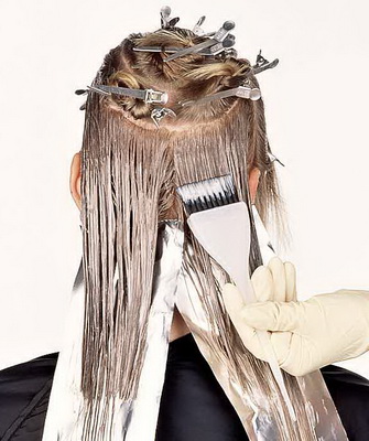 Стрижки на средние тонкие волосы с челкой для женщин, создающие объем, не требующие укладки. Фото