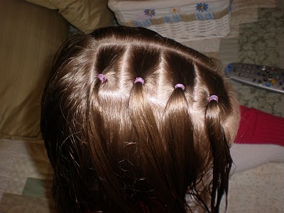 Французские косы на средние волосы для девочек, девушек и женщин.</div>
<div> Фото вариантов. Как плести самой» /></div>
<p>   С правой стороны от пробора делаем 4 хвостика.
</p>
<div style=