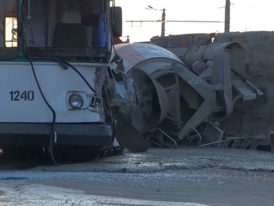 В Житомире бетономешалка опрокинулась на троллейбус с пассажирами: момент попал на видео