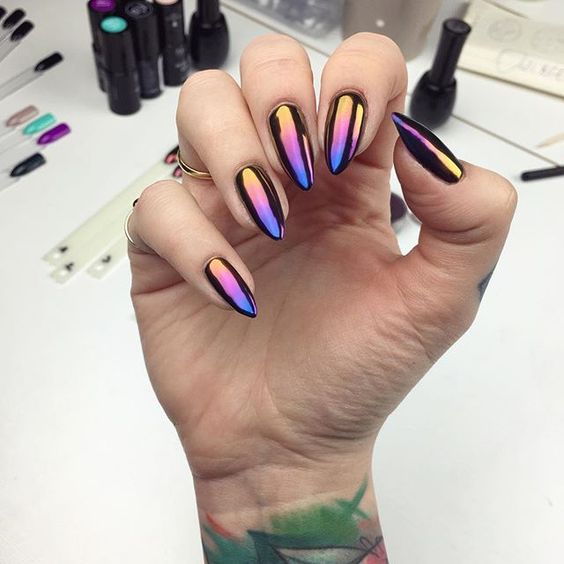 Дизайн ногтей фиолетового цвета. Фото с рисунком, стразами, блестками, втиркой