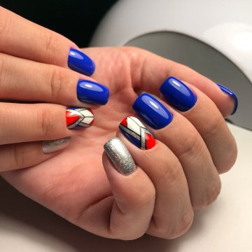 Маникюр синего цвета с дизайном. Фото новинки 2020 на короткие и длинные ногти